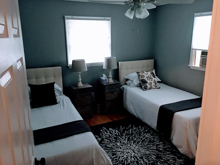 Საძინებელი #2: მდებარეობს ზემოთ ორი (2) დამატებითი ტყუპი საწოლით ან ერთი (1) დიდი საწოლით