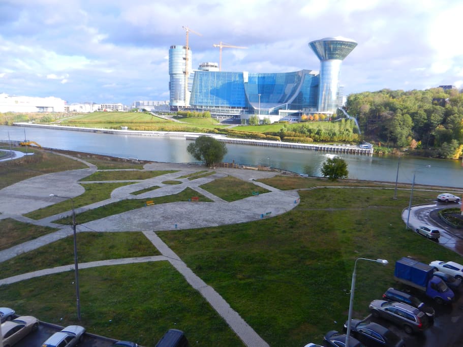 окна смотрят на реку Москва