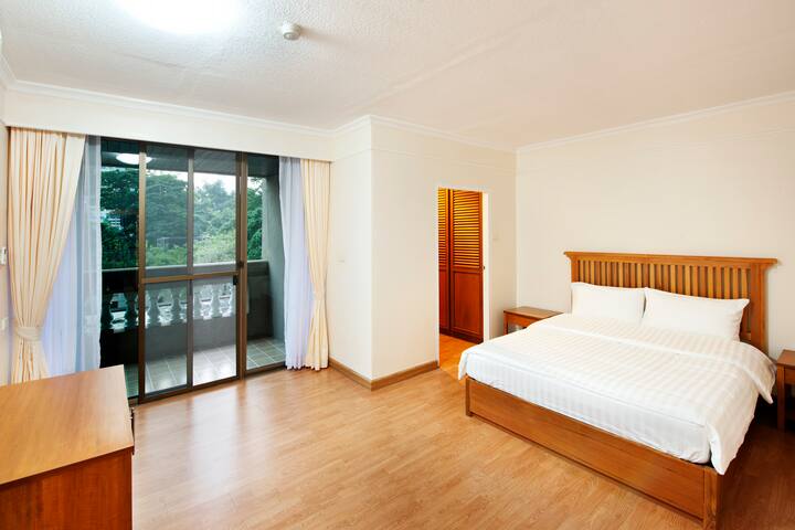 Luxury 3 Bedrooms Suite @BTS Phrompong gallery image 2