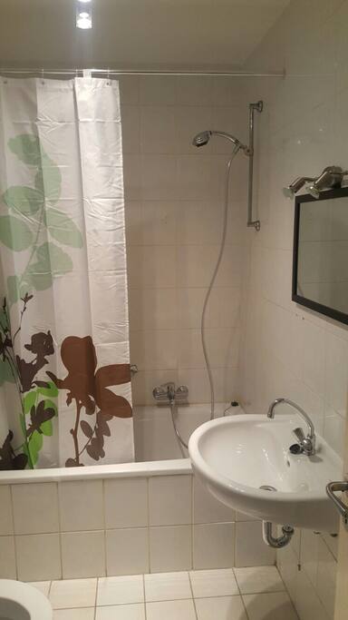 Bad mit Badewanne
