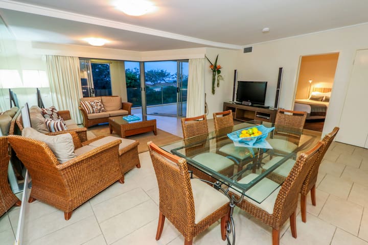 Beachfront near Great Barrier Reef Self Contained