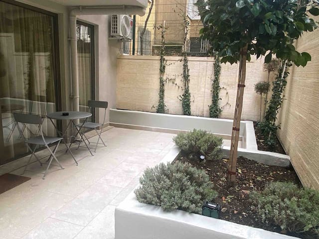 Modern 2BR Flat /Private Garden, 2 Baths, 70m2