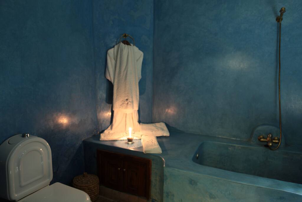 Salle de bain privative en tadlakt bleu.