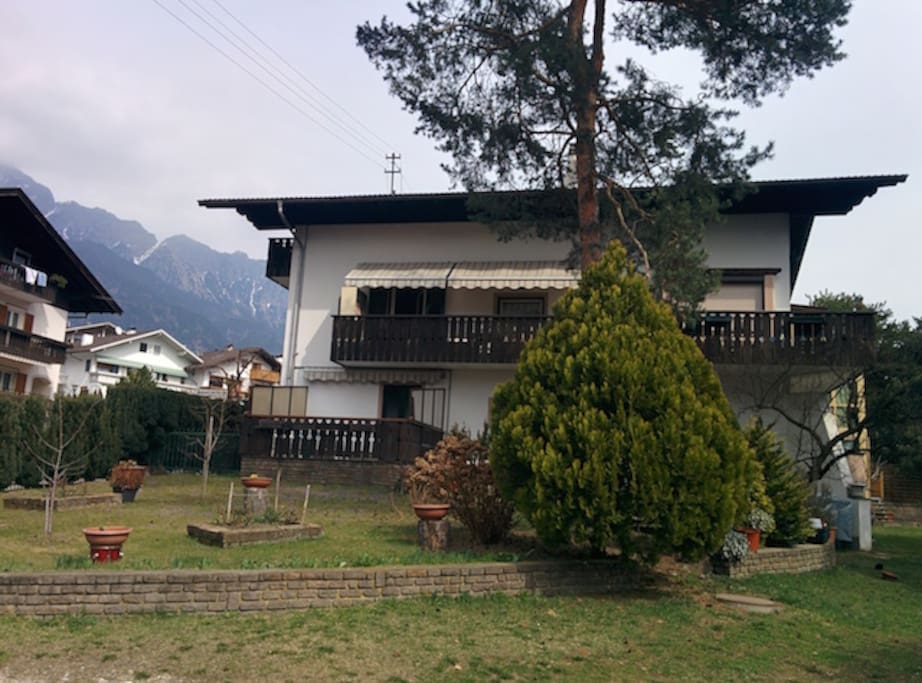 Giardino lato Ovest/Garden West Side