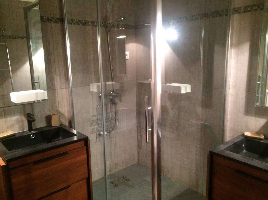 Salle de bain entièrement refaite à neuf, 2 lavabos, douche italienne.