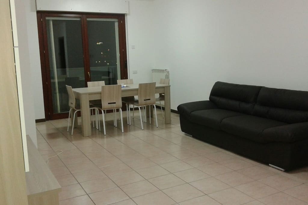 salotto con tv al plasma e sala da pranzo