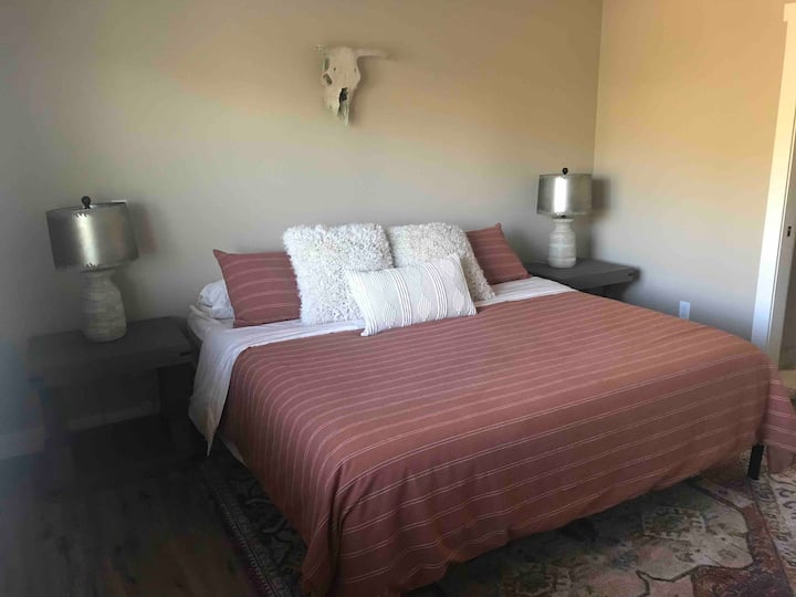 Dormitorio principal...muy espacioso y bonita vista.