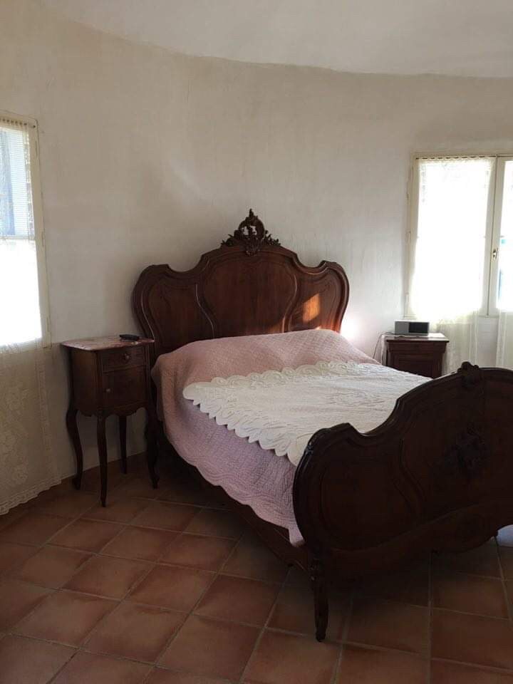 חדר שינה למטה עם חדר רחצה