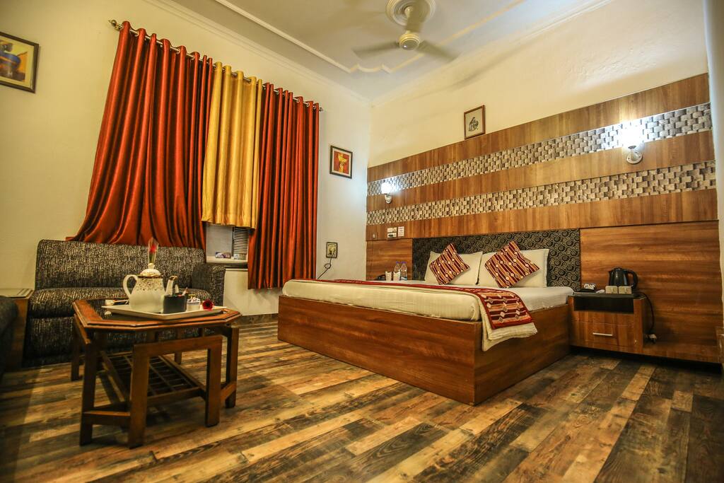 DELUXE / STANDARD ROOM