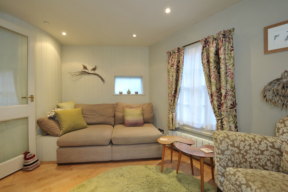 Beliebte Airbnb-Anzeige: Central & Charming. One Bed Bijou Period Cottage. in Charlcombe