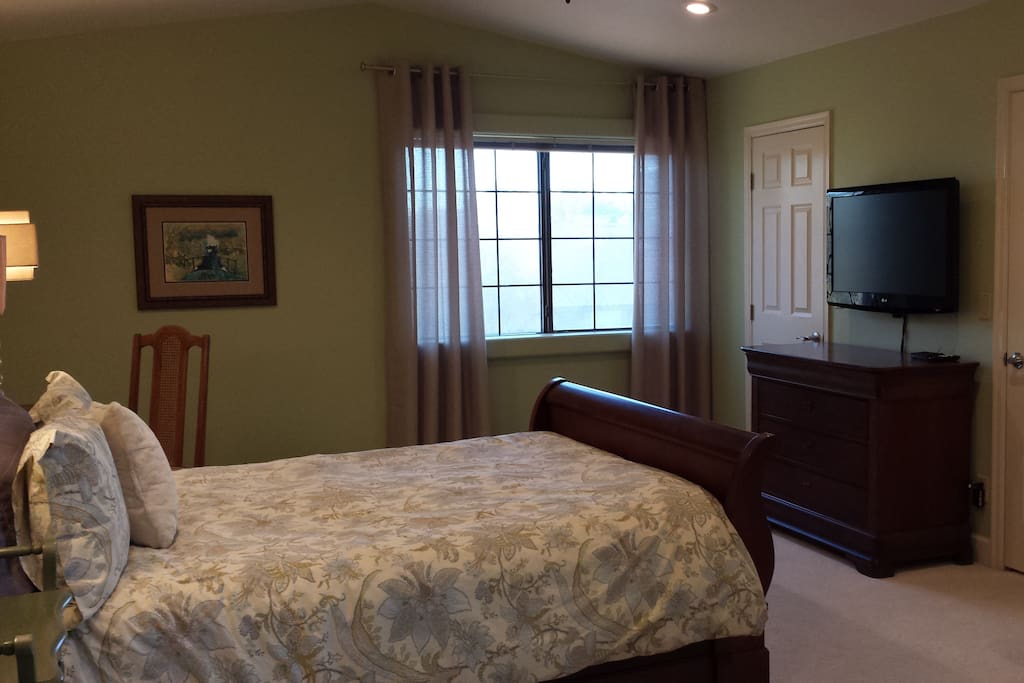 Queen bed + work desk + TV