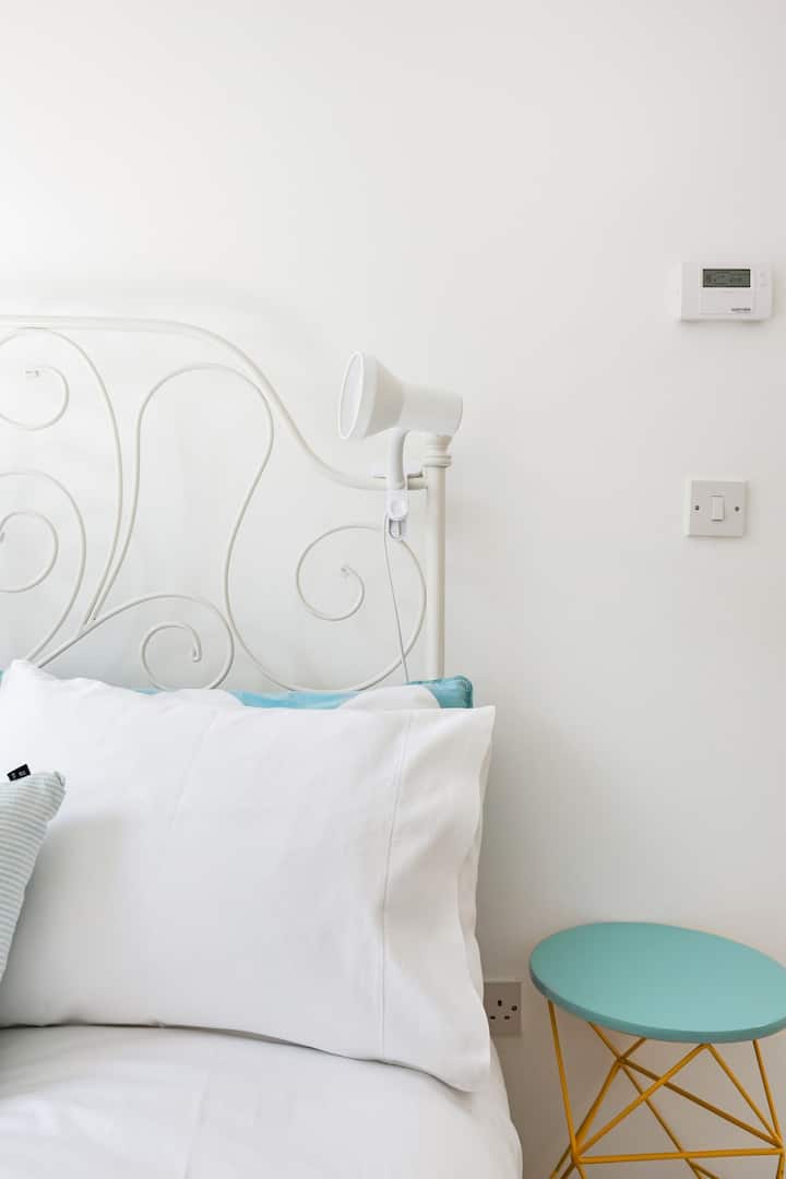 『睡在云端』。小巧但通风、明亮、愉快，配备豪华酒店标准床上用品