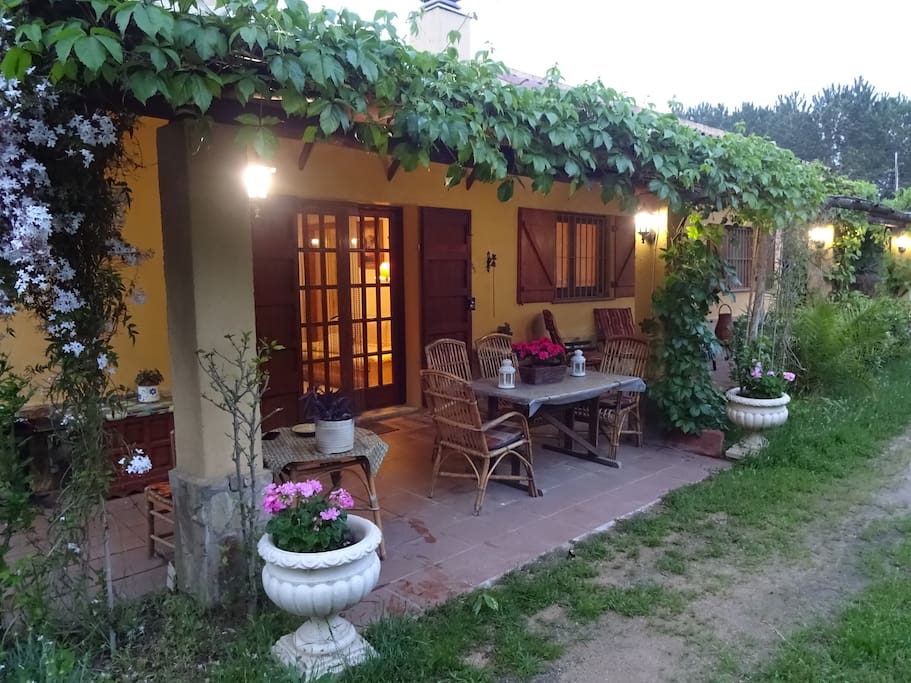 Fachada de la casa al atardecer