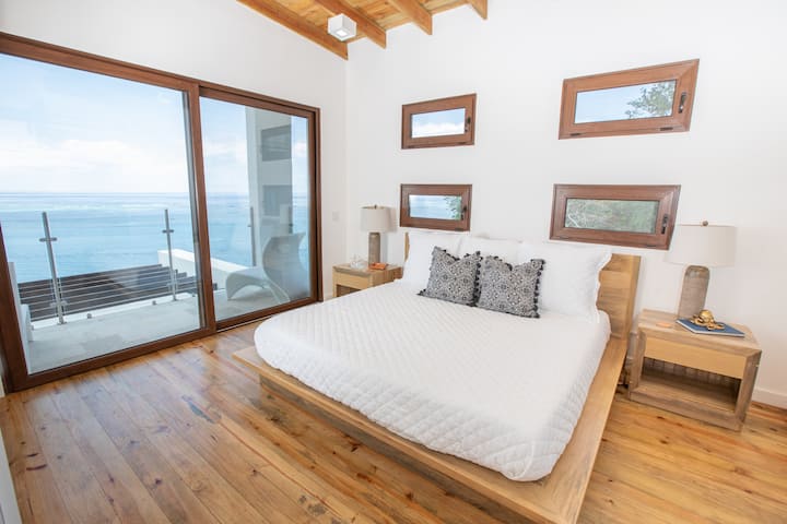 סוויטה בקומה העליונה עם מיטת קינג - סייז ותקעי USB משני צידי המיטה