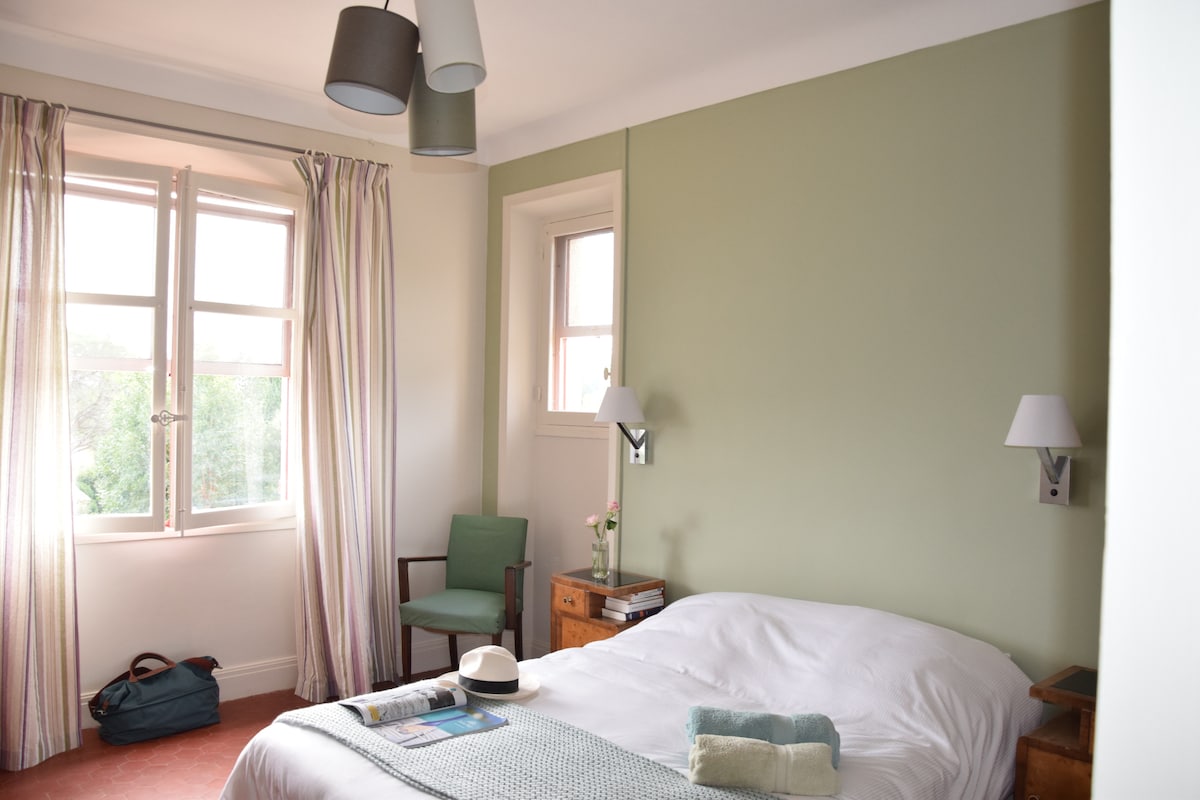 Chambre 1 : Hôte Amande
Des chambres de caractère entièrement rénovées dans une palette de couleur magnifique