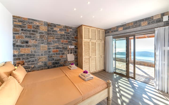 groundfloor bedroom#3 with en suite bathroom, full seaview 