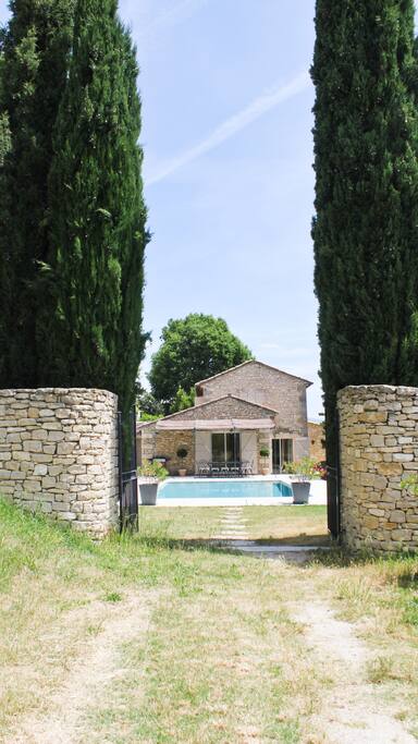 entrée de la maison , le chemin privé sert de parking