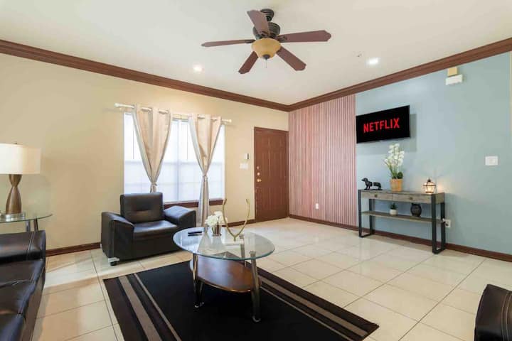 Central Wide & Spacious Downtown Home - McAllen, TX