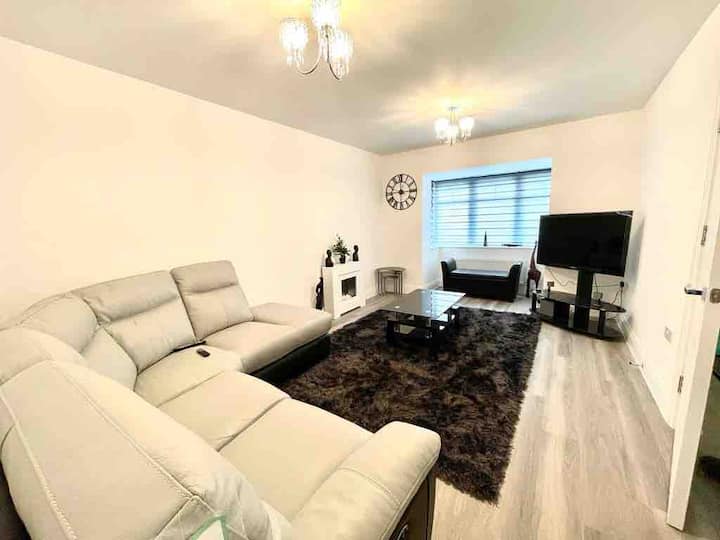 Tasteful Furnished Modern 3 Bedroom Detached Home - Watford