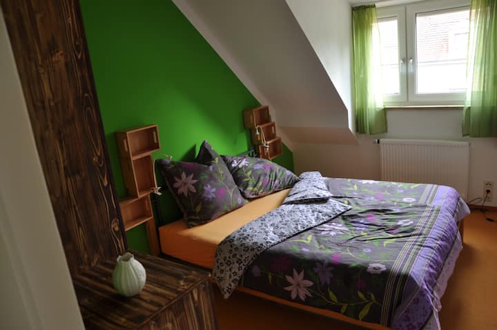 dans la chambre, le lit est fait !