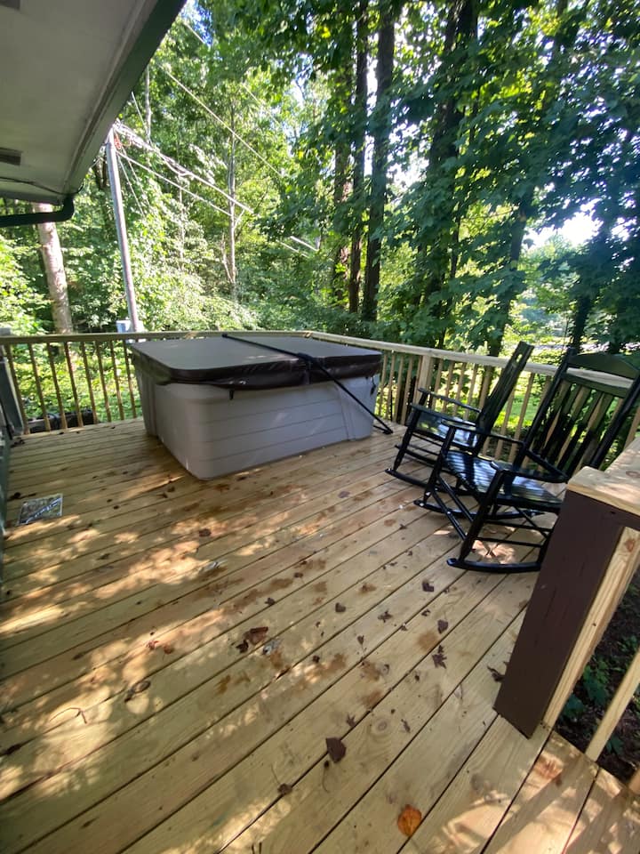 Private Creekside Cabin W/ Hot Tub & Arcade - Tennessee