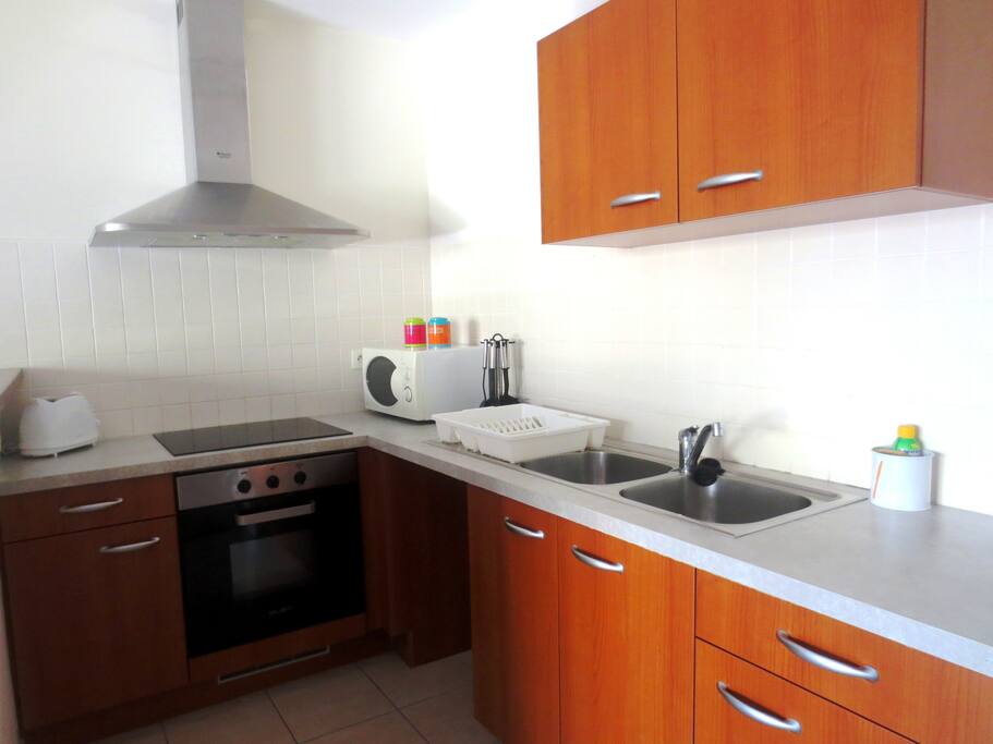Cuisine équipée
(Frigo, four à micro-onde, plaques de cuisson, grille-pain, cafetière etc.)