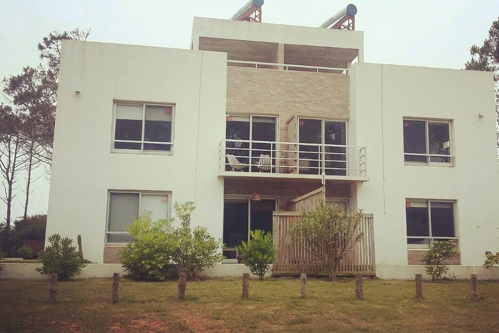 Fachada del complejo. Departamento al Frente. Planta Baja. (PB)