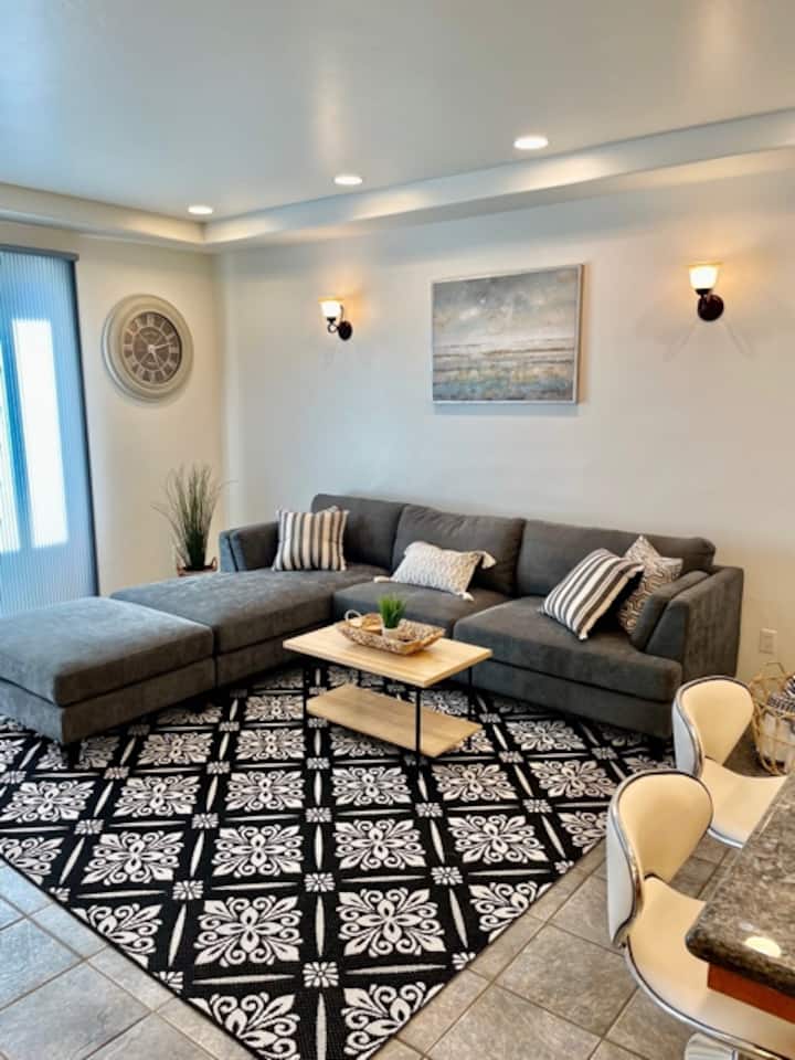 סלון עם טלוויזיה חכמה, ספה נפתחת גדולה ושולחן קפה