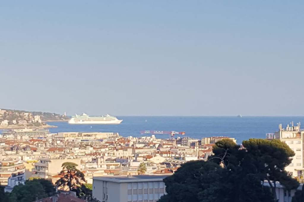 Vue sur la ville de nice et baies des anges