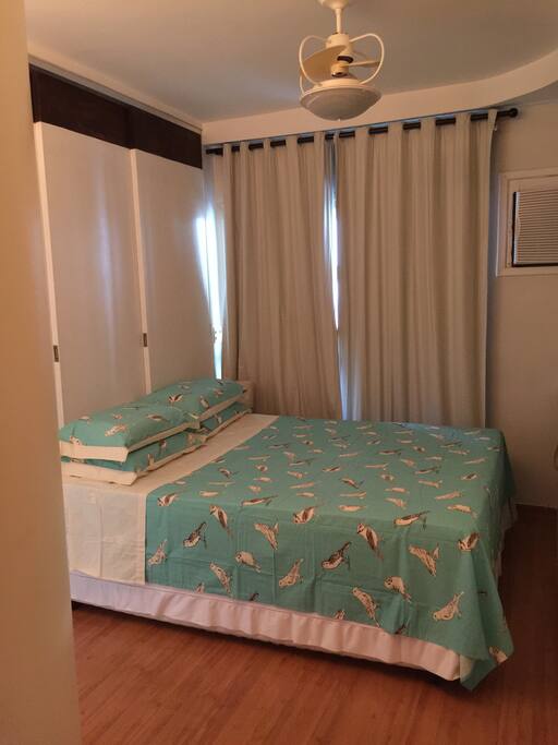 Quarto com cama Queen com ar condicionado.