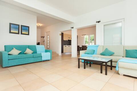 Successful Airbnb property: Dee's House & Pool, mountain views, close to beach in Ripenda Kras
