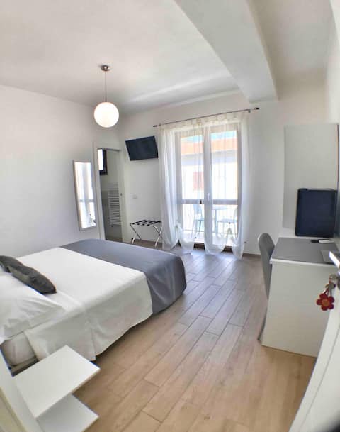Cozy En-suite Double Rooms in Bosa with Parking