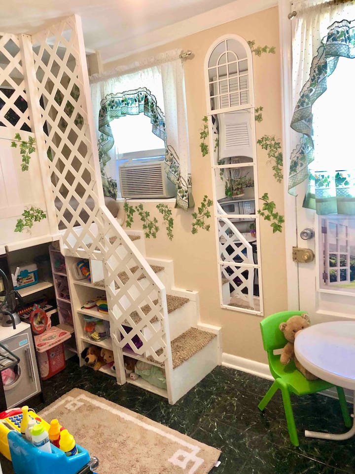 تحتوي غرفة نوم/غرفة لعب الأطفال على سرير بطابقين علوي طويل بما يكفي لشخص بالغ صغير بالإضافة إلى مطبخ كامل والعديد من ألعاب اللعب التظاهر الأخرى. 