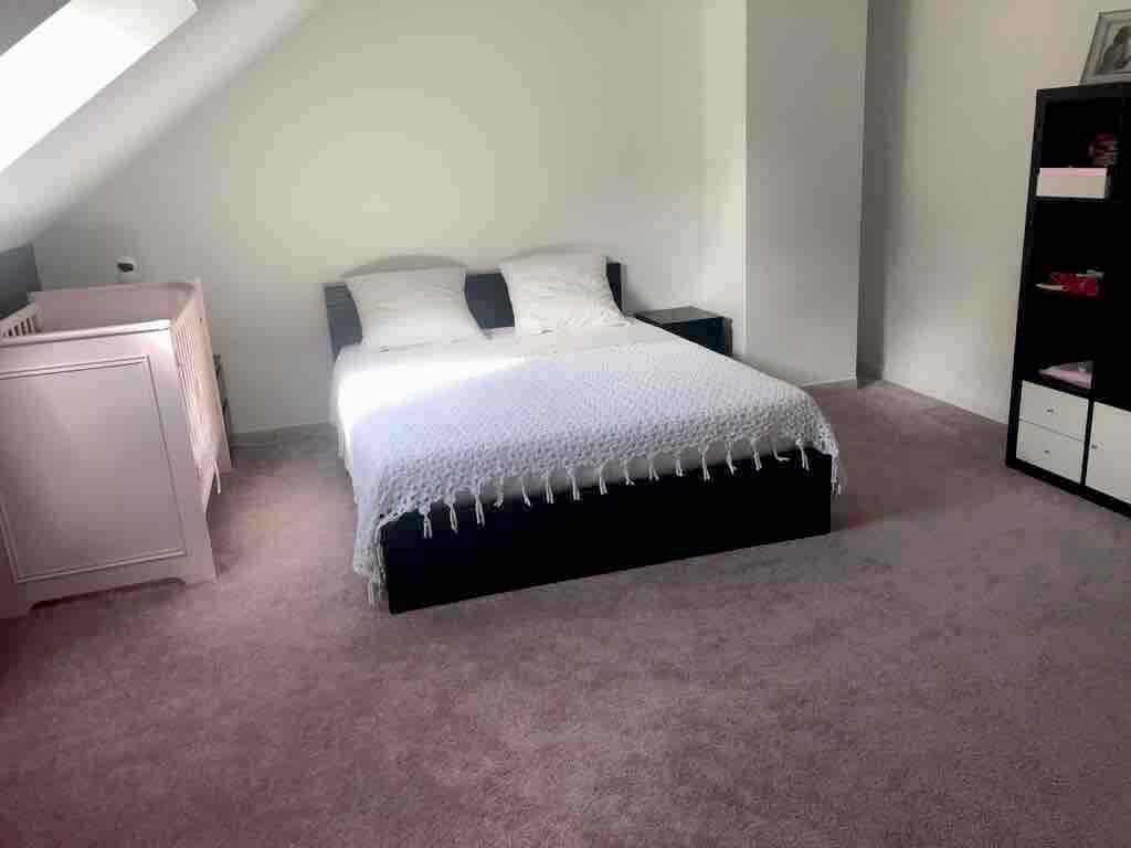 Розова соба 24м2, 1 кат 
Брачен кревет (широк 180 см) и детски кревет (широк 180-220 см)