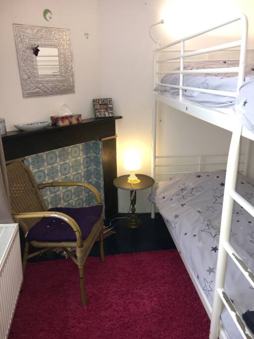 vue sur la petite chambre depuis l'entrée