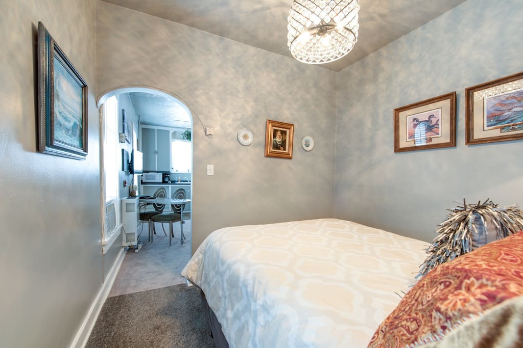 Pretty space with queen bed