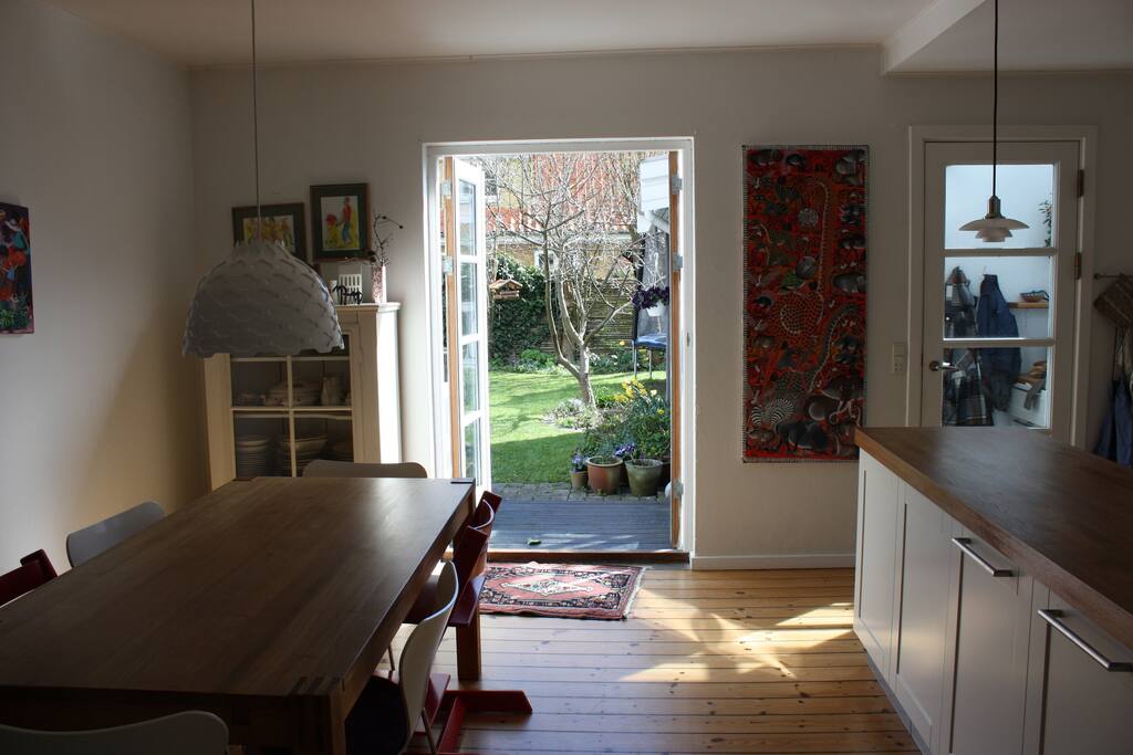 Udgang fra stue til hyggelig have.
Access from the living room direct to the graden.