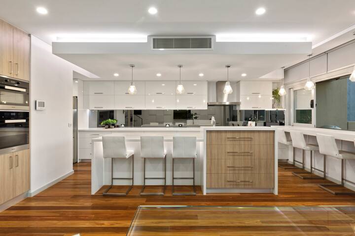 Unrivaled 4-Storey Waterfront Home 5 BDR 3.5 BTH gallery image 5