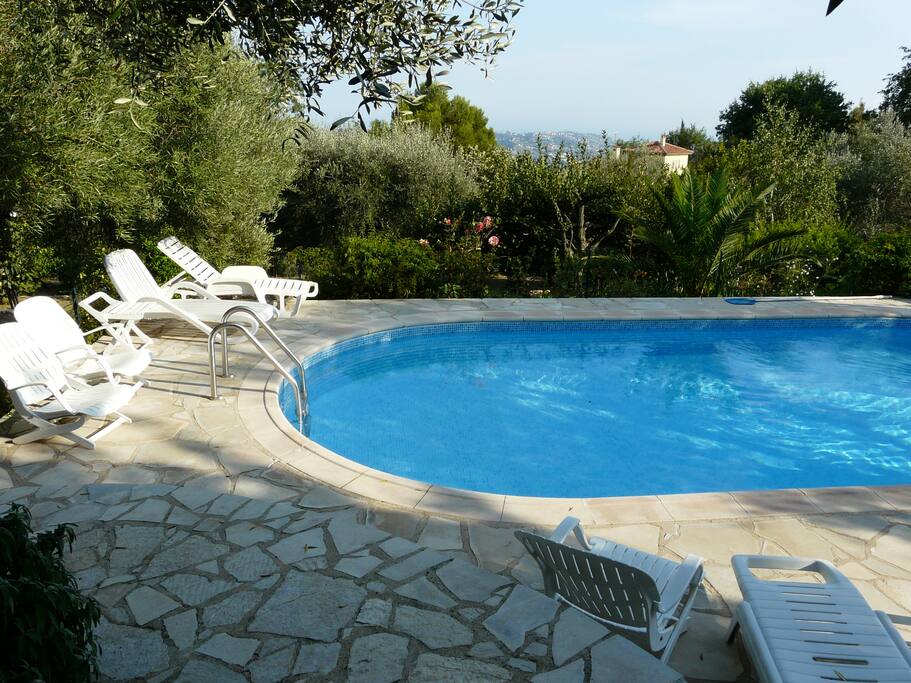 Piscine en pleine nature avec vue mer