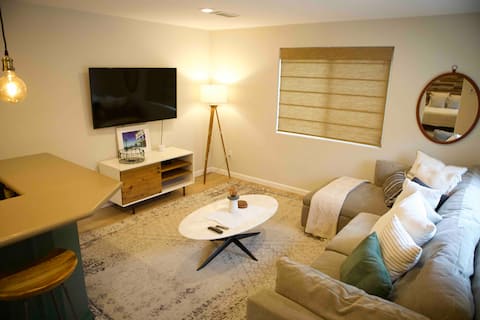 Top Airbnb: Toluca Lake guest cottage in Burbank
