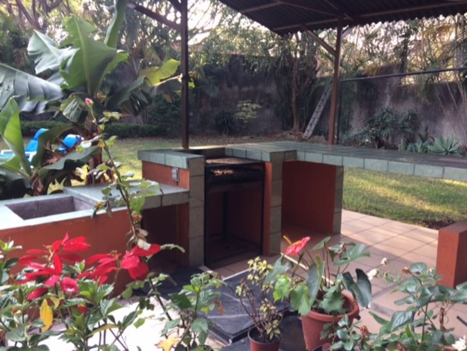 Area de asador con parrilla y hielera