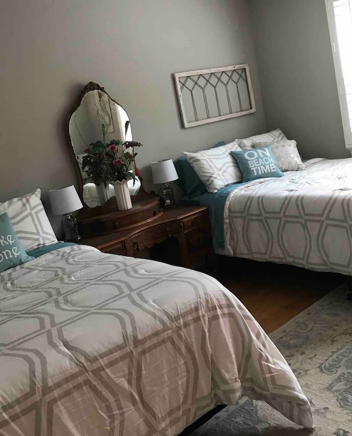 客房配备两张双人床、电视、书桌和种植园百叶窗。 