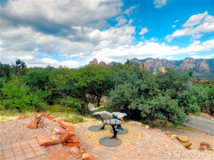 Serene Zen Haven, Jacuzzi, Views, Vortex Hiking!*