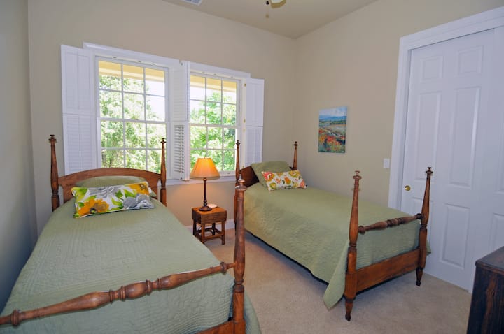 绿谷客房-二楼面向小溪和日出。  两张单人床。与霞多丽套房共用卫生间。