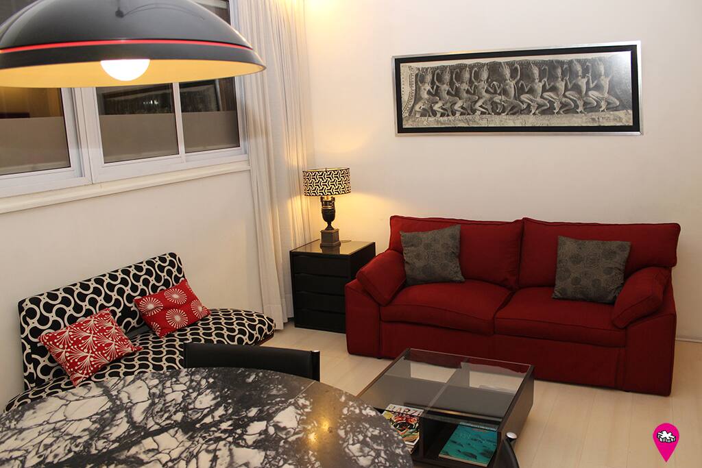 Amplio living, con muebles de alto diSeño. Mesa de mármol africano. Ventana a la calle, con hermosa vista parisina.