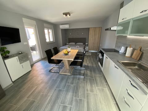Popular Airbnb listing: Lovely studio with pool in Općina Medulin