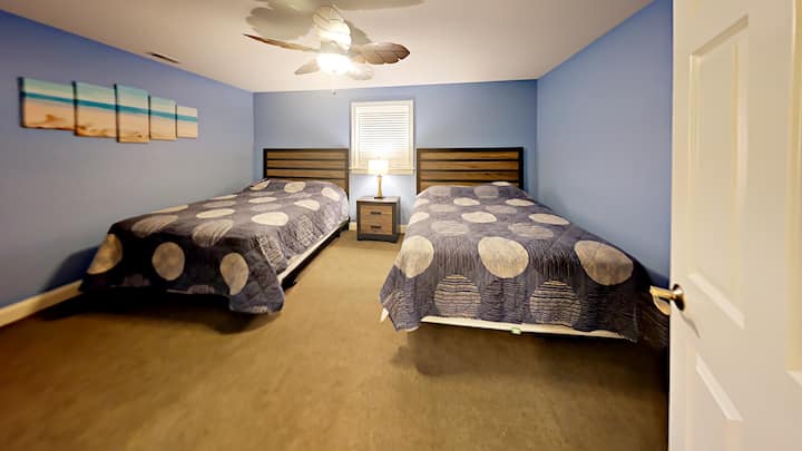 Dormitorio Arriba 
- Se proporcionarán sábanas y fundas de almohada. 
- También hay almohadas y edredones en las camas.
