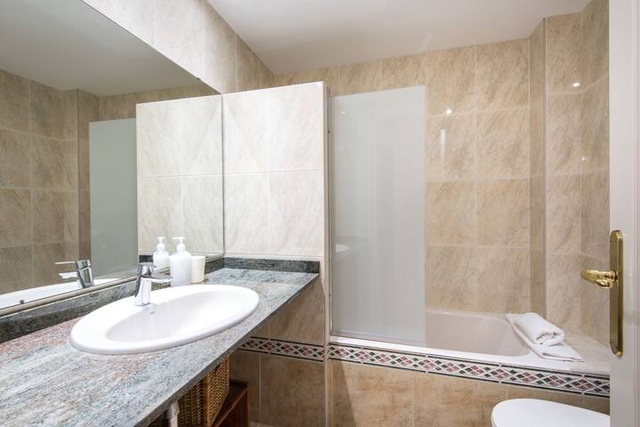 Plaza Catalunya Nice and Comfy 3.2 gallery image 4