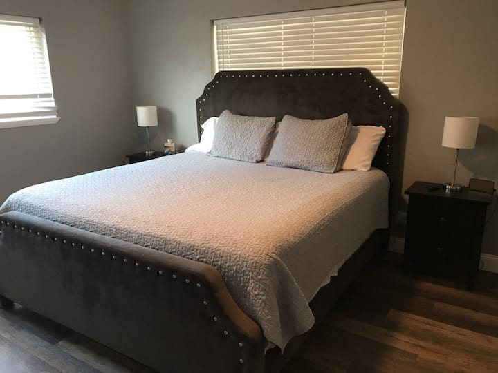 卧室2.加大双人床垫（全新Sealy ，床垫提供10/3/22 ）、带充电插座的床头柜灯和时钟USB充电端口。 