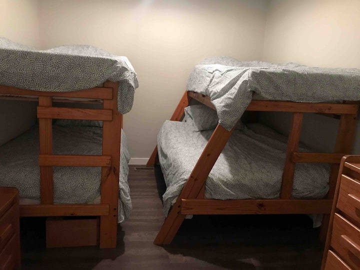 Chumba cha ghorofa. Pacha juu ya mapacha na mapacha juu ya vitanda vya ghorofa kamili 